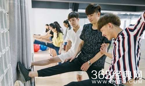 网红制造流水线：新人底薪3000老手年入百万