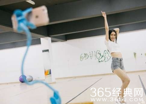 网红制造流水线：新人底薪3000老手年入百万