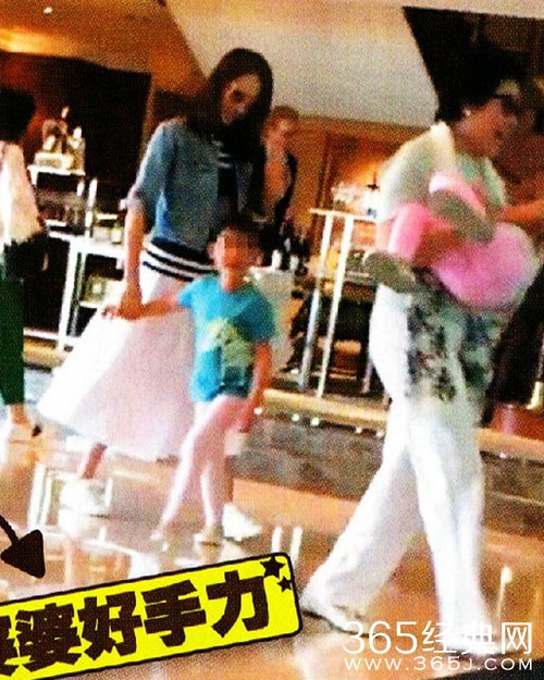 黎姿全家三代出游 穿着朴素出行其乐融融