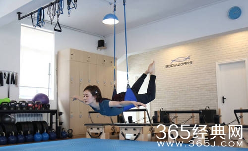 孙俪靠健身“消暑” 晒高难度瑜伽照