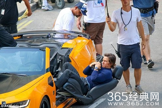 变形金刚5新片场照曝光 沃尔伯格被甩出车外