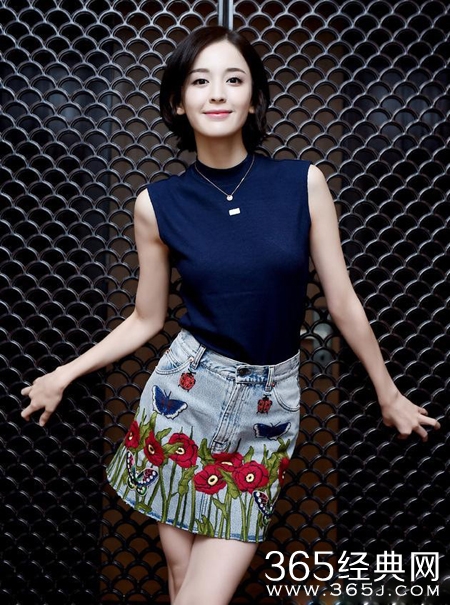 娜扎晒清纯自拍照 肤白貌美身姿似水蛇