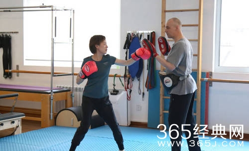 孙俪靠健身“消暑” 晒高难度瑜伽照