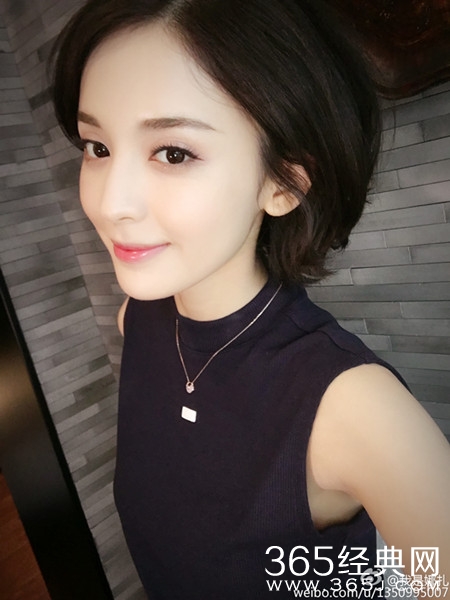 娜扎晒清纯自拍照 肤白貌美身姿似水蛇