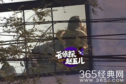 姚晨挺二胎大肚会友 穿深V短裙火辣又卖萌