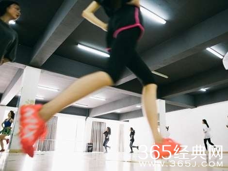 网红制造流水线：新人底薪3000老手年入百万