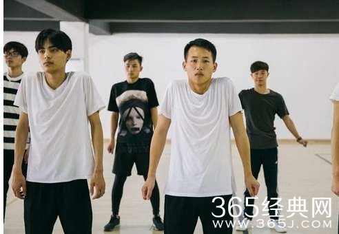 网红制造流水线：新人底薪3000老手年入百万