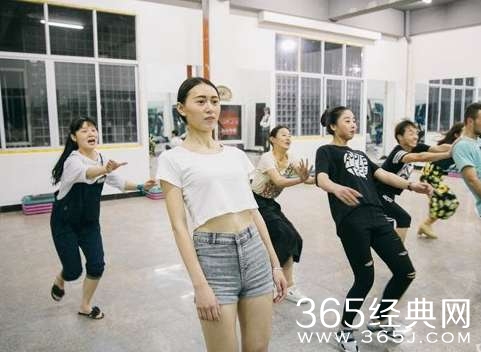 网红制造流水线：新人底薪3000老手年入百万