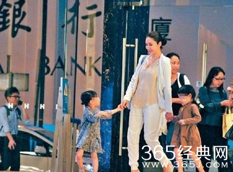 黎姿全家三代出游 穿着朴素出行其乐融融