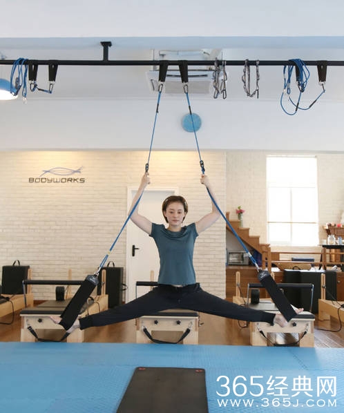 孙俪靠健身“消暑” 晒高难度瑜伽照