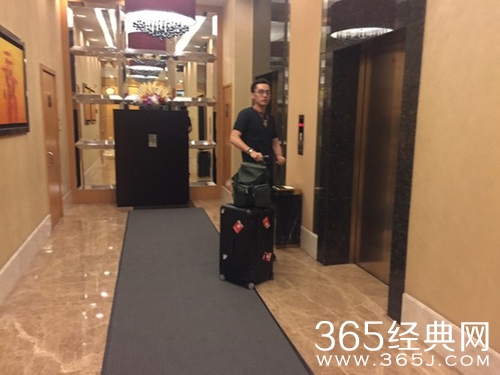 网友酒店大堂偶遇胡歌 休闲装扮看书十分随性