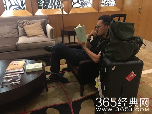 网友酒店大堂偶遇胡歌 休闲装扮看书十分随性