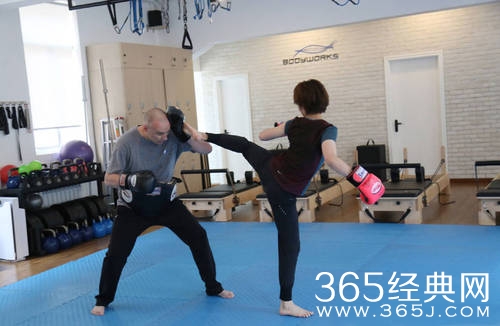 孙俪靠健身“消暑” 晒高难度瑜伽照