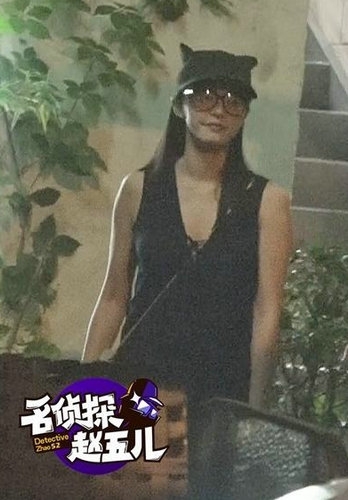 姚晨挺二胎大肚会友 穿深V短裙火辣又卖萌