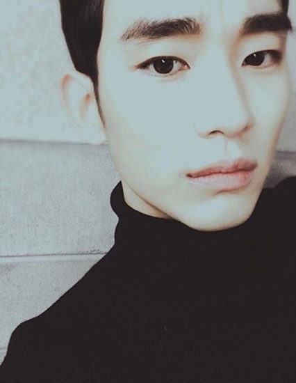 金秀贤自拍薄唇性感 穿高领毛衣直呼太热