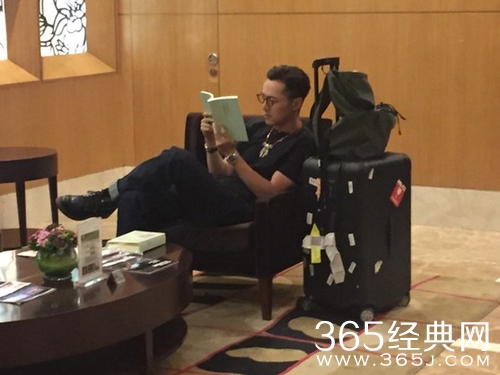 网友酒店大堂偶遇胡歌 休闲装扮看书十分随性