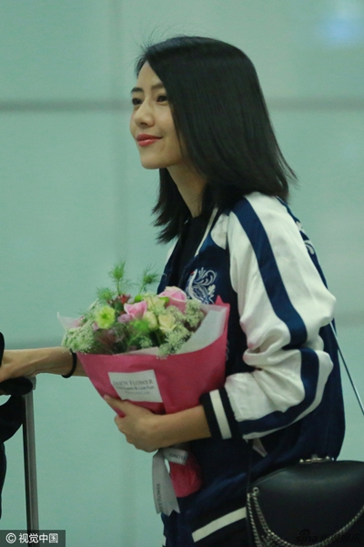 比花还美！高圆圆独自推行箱获粉丝送花