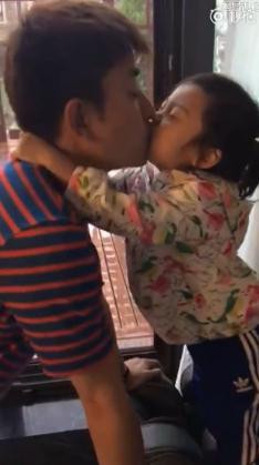 父爱过度 贾乃亮连吻女儿甜馨15秒大呼：爽