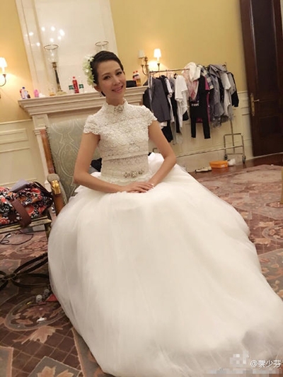 蔡少芬穿婚纱配拖鞋 做个安静的美娘娘不好吗
