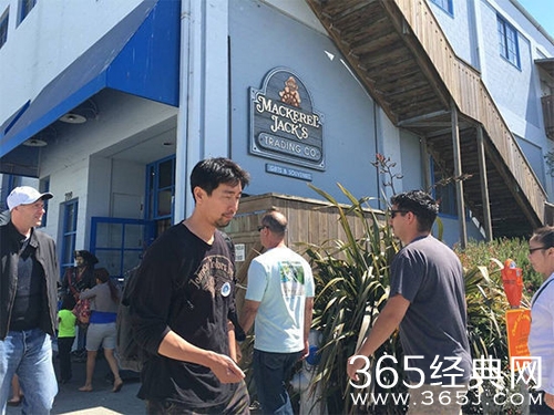 美国街头偶遇王千源 影帝的日常真随性