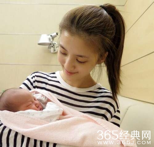 黄百鸣喜得孙女眉开眼笑和蔼可亲显爱意