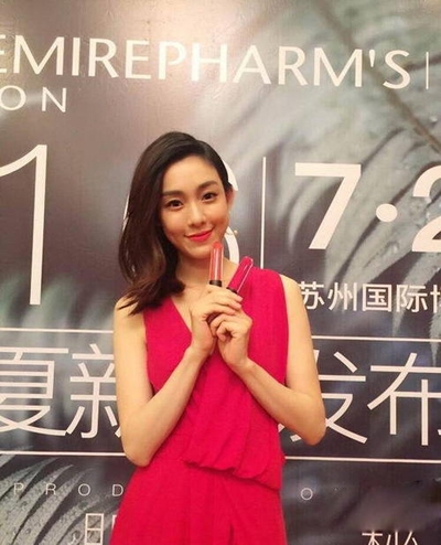 范玮琪红裙性感亮相 恭喜张韶涵又开唱