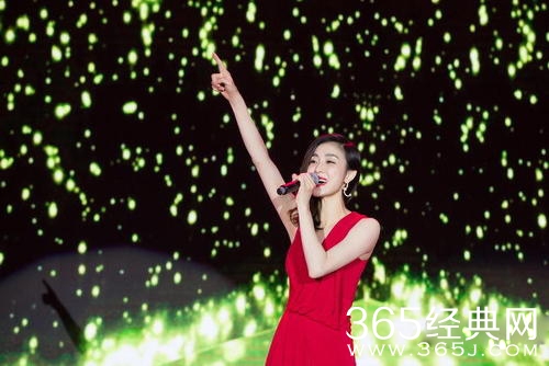 范玮琪红裙性感亮相 恭喜张韶涵又开唱