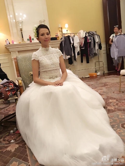 蔡少芬穿婚纱配拖鞋 做个安静的美娘娘不好吗