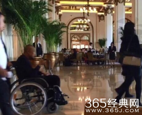 65岁刘銮雄近照曝光：身型暴瘦 坐轮椅出行