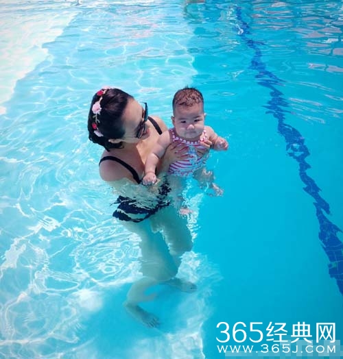章子怡带女儿泳池游泳 贴面亲吻显温馨