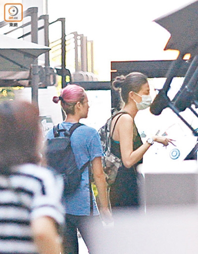 16岁小龙女变瘦变美 染红发扮叛逆少女