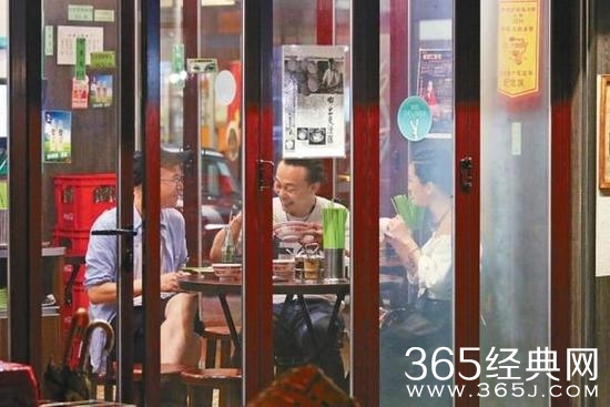 陈奕迅减肥太辛苦，难得放肆吃面连汤都喝了