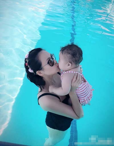 章子怡带女儿泳池游泳 贴面亲吻显温馨