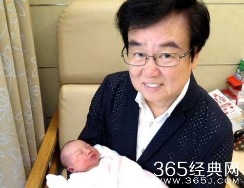 黄百鸣喜得孙女眉开眼笑和蔼可亲显爱意