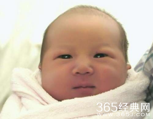 黄百鸣喜得孙女眉开眼笑和蔼可亲显爱意