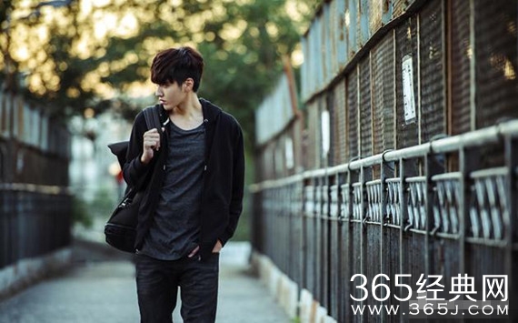 吴亦凡最新造型曝光 一袭黑衣忧伤迷茫