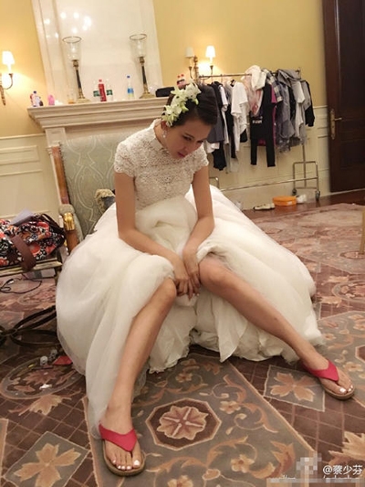 蔡少芬穿婚纱配拖鞋 做个安静的美娘娘不好吗