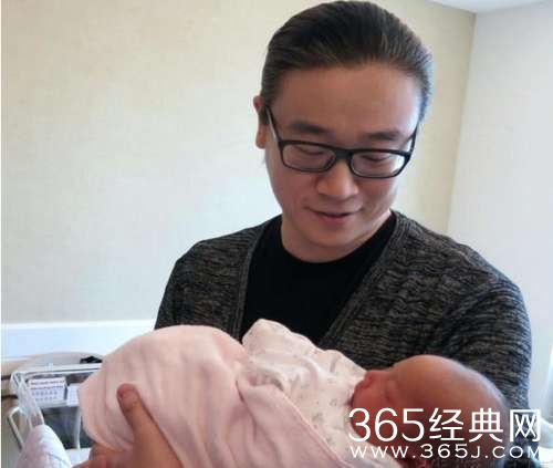 黄百鸣喜得孙女眉开眼笑和蔼可亲显爱意