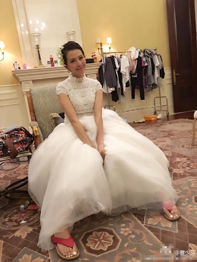 蔡少芬穿婚纱配拖鞋 做个安静的美娘娘不好吗