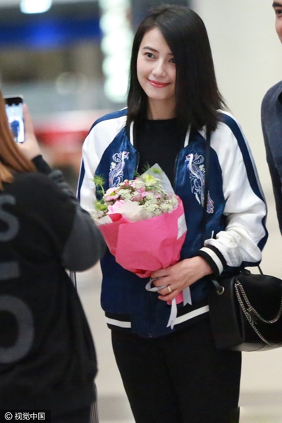 比花还美！高圆圆独自推行箱获粉丝送花