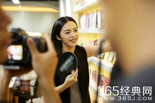 姚晨工作室大曝光 一墙照片一墙书柜