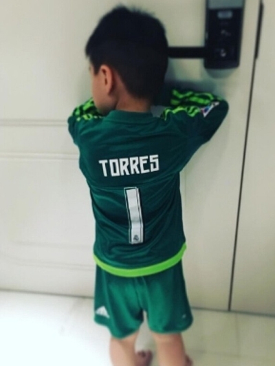 杨千嬅和儿子嘟嘴自拍 母子互动甜蜜十足