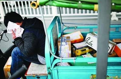 快递小哥中暑身亡 身亡时还在运送包裹