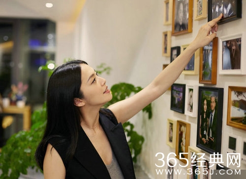 姚晨工作室大曝光 一墙照片一墙书柜