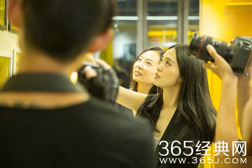 姚晨工作室大曝光 一墙照片一墙书柜