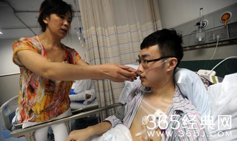 真球迷！他为主队呐喊竟吼破肺