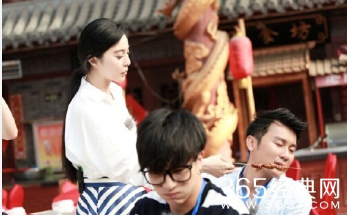 李晨范冰冰又秀恩爱！这次是互喂食物