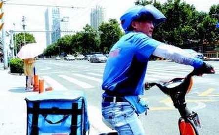快递小哥中暑身亡 身亡时还在运送包裹