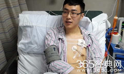 真球迷！他为主队呐喊竟吼破肺