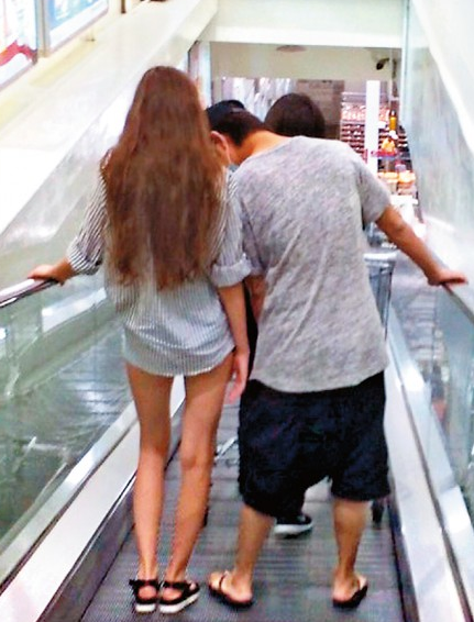 陈柏霖和洋妞逛商场 头靠头说话超亲密